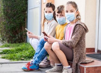 Pediatri italiani: giocare all’aperto con pochi soliti amici si può giocare