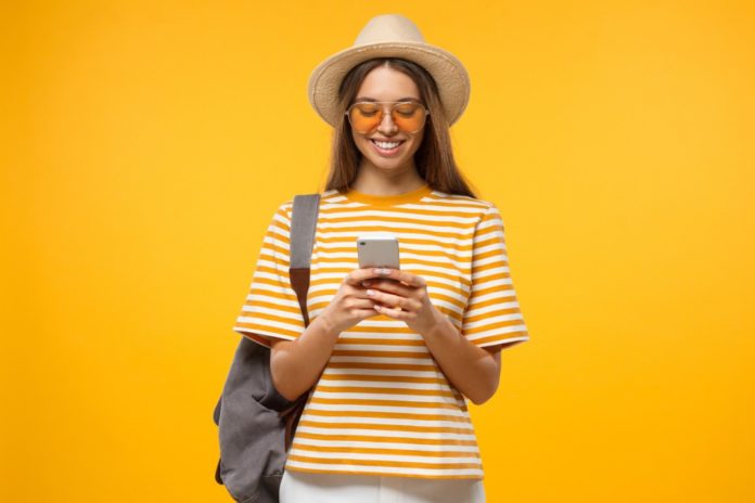positive-caucasian-girl-isolated-on-yellow-background-browsing-pages-picture-id1150230088 giga