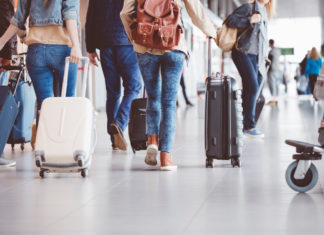 Viaggi in aereo: torna il trolley in cabina ma giacche in buste monouso