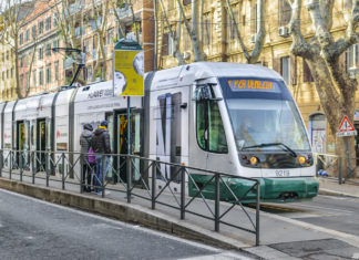 Covid e trasporti affollati, Cgil e Cisl: “Utilizzare subito i bus turistici” bus