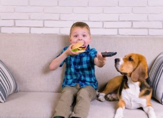 L’80% degli spot alimentari nei programmi tv italiani per bambini non rispetta le linee guida nutrizionali dell’Oms SPOT BAMBINI TV CIBO