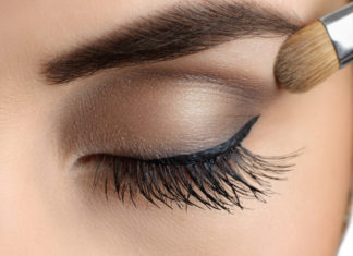 Rossetti e mascara, come riconoscere quelli che contengono microplastiche