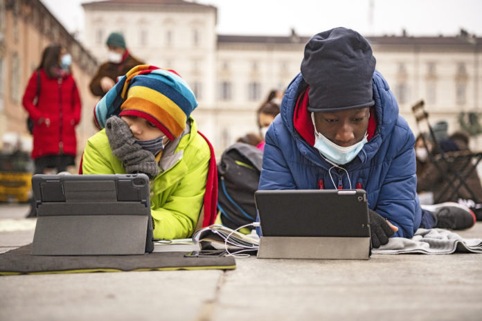 Torino, protesta degli studenti contro la Didattica a Distanza DAD SCUOLA