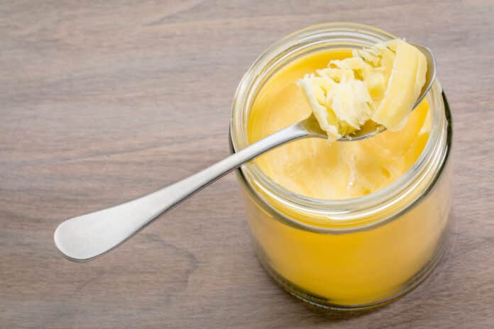 ghee in jar and spoon BURRO CHIARIFICATO GHI