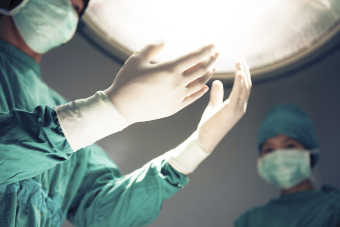 Ready to work, doctor prepare to do some medical procedure PRESTAZIONI SANITARIE