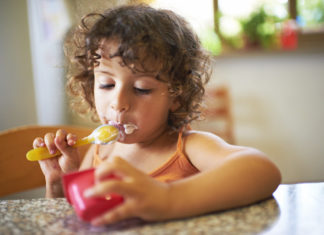 Yogurt, troppi zuccheri aggiunti in quelli per bambini: “Si supera la soglia consigliata” YOGURT ZUCCHERO