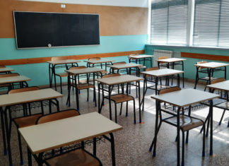 Scuola, 110mila banchi ritirati per lunghezza sbagliata. Non sono né a rotelle né incendiabili