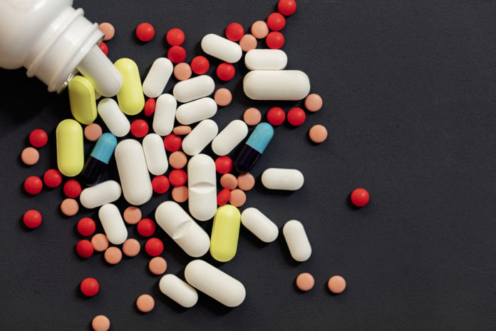pills and tablets over black background FARMACI PRESCRIRE