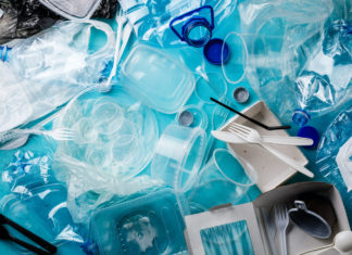 Plastica, inchiesta svela come il riciclo chimico sia la nuova strategia dell’industria petrolifera UV-328
