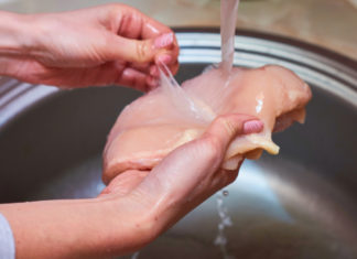 Lavare il pollo aumenta del 30% il rischio di contaminare gli altri cibi POLLO