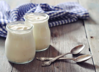 Perché nello yogurt naturale c’è lo zucchero? Viene aggiunto? YOGURT