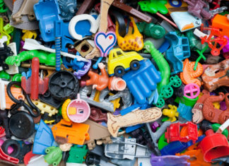 Riciclata e tossica, la plastica europea finisce nei giocattoli dei bimbi africani giocattoli