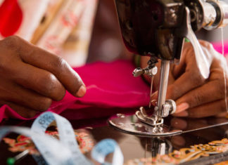 H&M, Carrefour, Tesco, il rapporto denuncia gli abusi sulle lavoratrici delle fabbriche in India lavoratrici tessile fabbrica india
