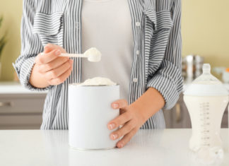 Latte artificiale, ecco come le aziende convincono le mamme ad usarlo latte artificiale