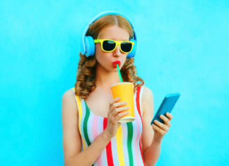Telefonia, arrivano le ferie e servono 100 giga. Tim e Vodafone sfidano iliad con le offerte estive telefonia estate