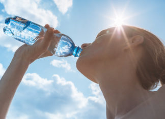 Acqua in bottiglia, 7 marchi su 9 contengono microplastiche ACQUA IN BOTTIGLIA MICROPLASTICHE