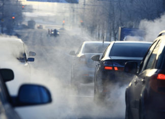 Posticipare lo stop alle auto termiche, la crociata del ministro Urso per fare spazio a Eni smog traffico MILANO STOP ALLE AUTO TERMICHE
