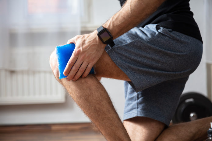 Person Applying Ice Bag On Knee DOLORI MUSCOLARI GHIACCIO