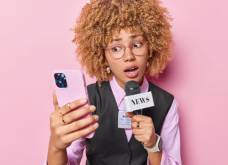 FakeYou, come funziona l’app che replica la voce di personaggi noti