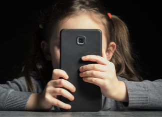 Smartphone e bambini: la guida utile (senza intransigenze) per i genitori SMARTPHONE E BAMBINI