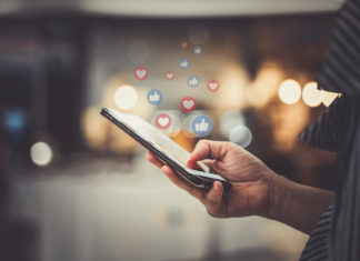 L’accesso abusivo ai profili social è un reato. Cosa si rischia social