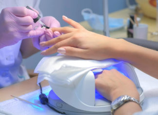 Unghie a gel, uno studio accusa i fornetti: aumentano il rischio di tumori alla pelle unghie