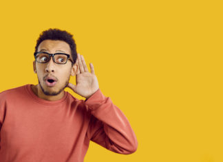 Origliare una conversazione? Non è violazione della privacy privacy