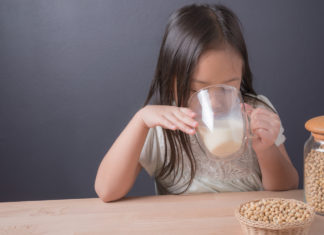 “Niente latte vegetale a scuola”. Lo stop dell’Europa LATTE VEGETALE SCUOLA