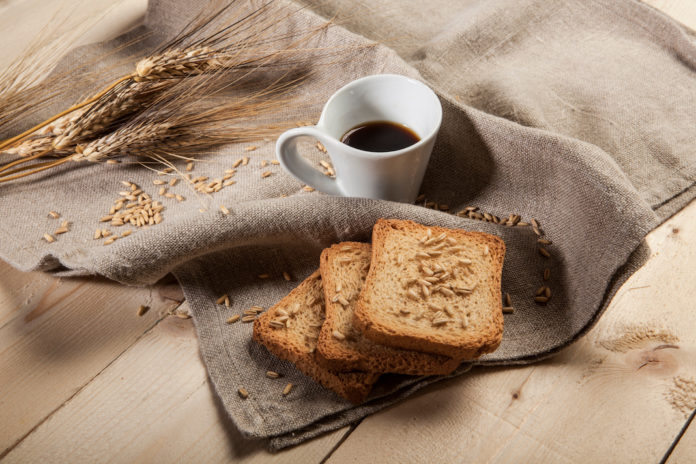 Colazione con caffè fette biscottate e cereali acrilammide