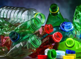 È davvero sicuro il Pet nelle bottiglie delle bevande che consumiamo ogni giorno? PET BOTTIGLIE DI PLASTICA