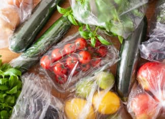 Imballaggi, accordo in Ue: via i monouso in plastica, ma i produttori italiani “salvano” le buste per l’insalata imballaggi
