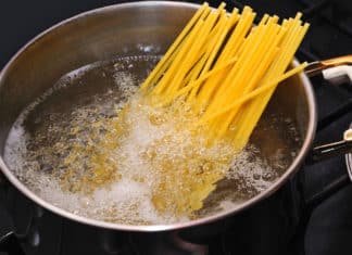 Pfas, il cibo cucinato con acqua contaminata assorbe l’inquinante: soprattutto pasta e riso pasta pfas