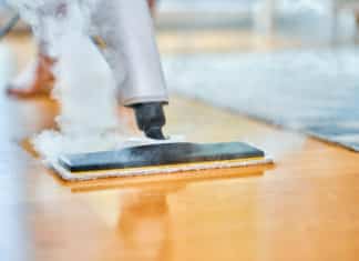Scope a vapore, il test francese: buone per pulire, non per disinfettare scopa a vapore