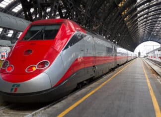 Rimborsi Trenitalia, via l’obbligo di certificare la rinuncia: gli impegni con l’Agcm per evitare la sanzione trenitalia