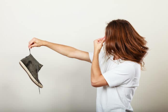 Man with stinky shoe ODORE NELLE SCARPE