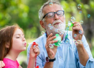 Malattie genetiche, il rischio aumenta se il papà è più vecchio papà