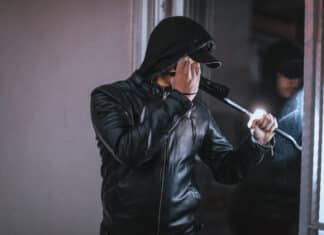 Social, geolocalizzazione, foto… i consigli del Garante Privacy per non aiutare i ladri a svaligiarvi casa durante le ferie ladri