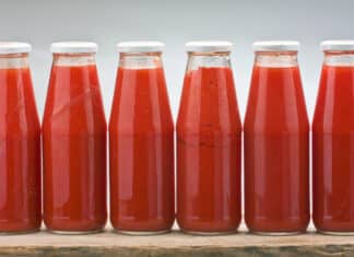 Passata di pomodoro fatta in casa: se si forma una patina viscida, è sicura? PASSATA POMODORO