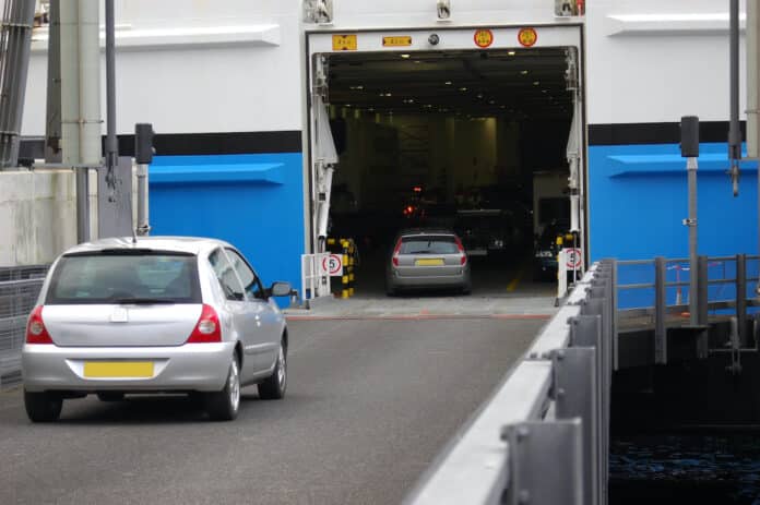 cars entering ferry TRAGHETTI GRECIA