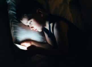Lo smartphone prima di dormire rovina il sonno ai bambini. E la Svezia dice no all’uso per gli under 2 smartphone