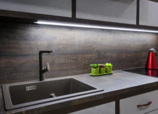 Pietra composita, l’Australia vieta il materiale usato per ripiani in cucina: “Rischia di essere un nuovo amianto” pietra composita