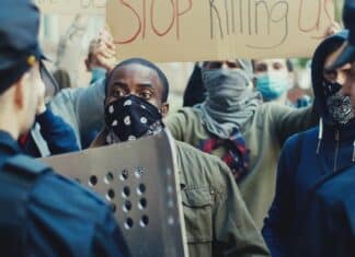 Il report: l’ipocrisia dei paesi ricchi che reprimono la protesta per il clima e denunciano le violazioni degli altri clima