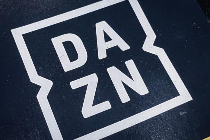 DAZN(ダゾーン)ロゴ。スポーツ専門 定額制動画配信サービス。サブスク/ストリーミングサービスのプリペイド・ギフトカード。おこもり消費/巣ごもり生活/ステイホーム/おうち時間/ウィズコロナな日常。2021年1月撮影/日本 dazn