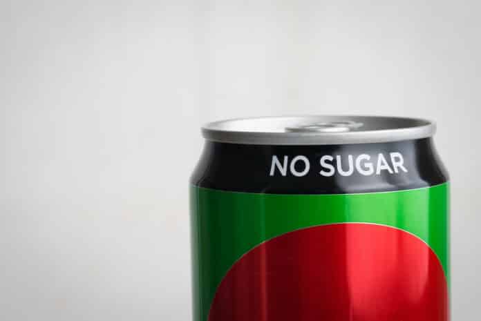 No sugar text on can of soda EDULCORANTI