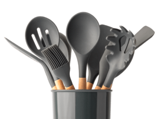 Utensili da cucina in plastica nera? Non usateli più: contengono ritardanti di fiamma