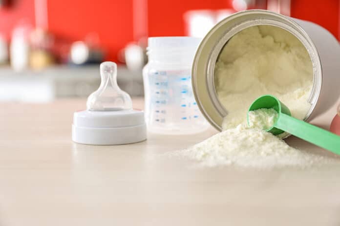 LATTE PER NEONATI lattecBaby milk formula on kitchen background LATTE PER NEONATI