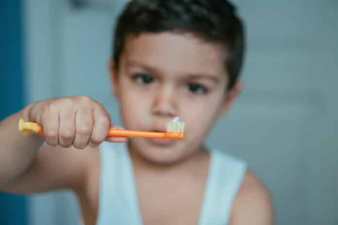 dentifrici selective focus of cute boy looking at toothbrush with toothpaste dentifrici