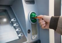 Conti correnti, quelli online costano un terzo e la fedeltà si paga il doppio