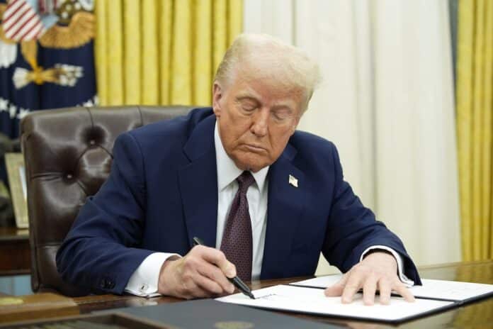 United States President Donald J. Trump Signs Executive Orders In The Oval Office Of The White House In Washington, DC - 23 Jan 2025 TRUMP PFAS DAZI ANTIBIOTICO-RESISTENZA GLIFOSATO