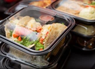 Mangiare dai contenitori take away di plastica può aumentare rischio di insufficienza cardiaca plastica